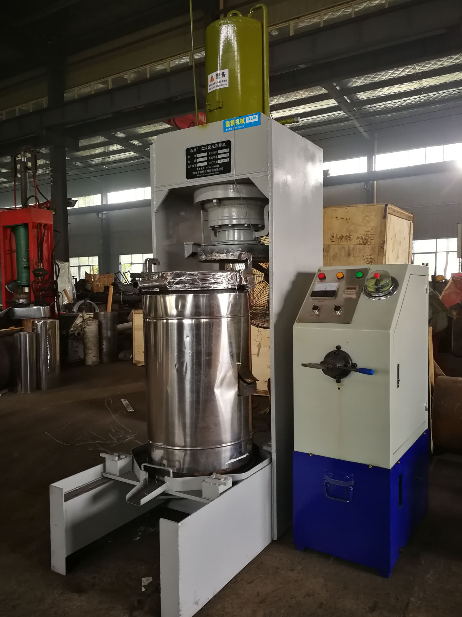不銹鋼超高壓立式液壓壓榨機(jī)，果汁壓榨機(jī)，果渣壓榨機(jī)，藥材壓榨，油渣處理，白土壓榨